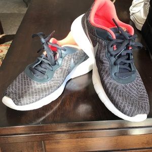 girls nike running shoes